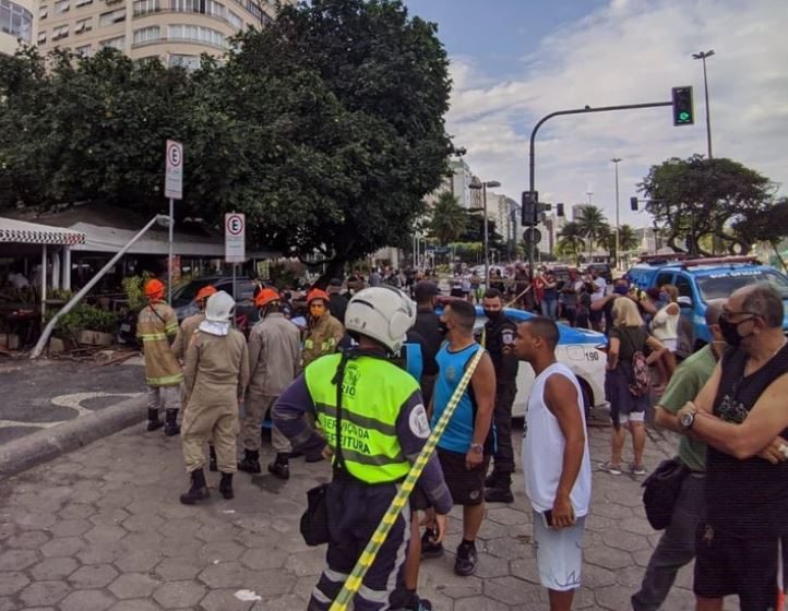 Carro invade restaurante e atropela idosos no Rio de Janeiro